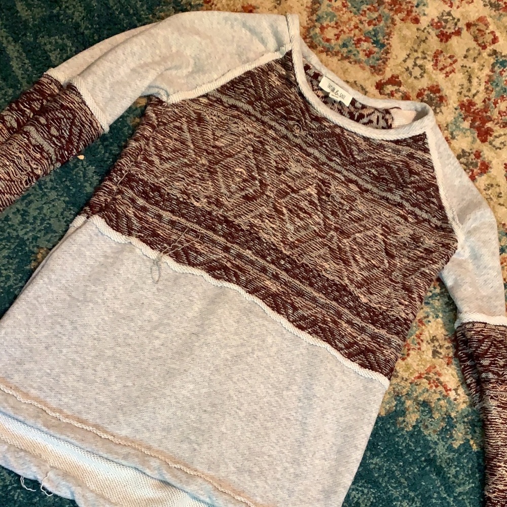 Distressed sweater. Multi colored.